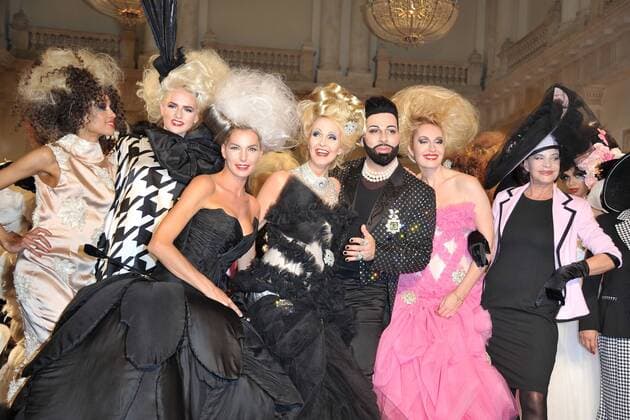 Harald Gloeoeckler Modenshow, die zertanzten Schuhe Harald Gloeoeckler inmitten und seiner VIP Models, Guilia Siegel, Barbara Claudia Engel, Kim Sanders, Dynelle Rhodes, Kristina Bach, Elna Magret Prinzessin zu Bentheim und Steinfurt, Cathy Lugner, Dagmar Frederic, Sarah Knappik Harald Gloeoeckler inziniert seine neuen Modenshow zur Fashion Week , die zertanzten Schuhe mit Promis im Hotel de Rome in Berlin 27.06.2016