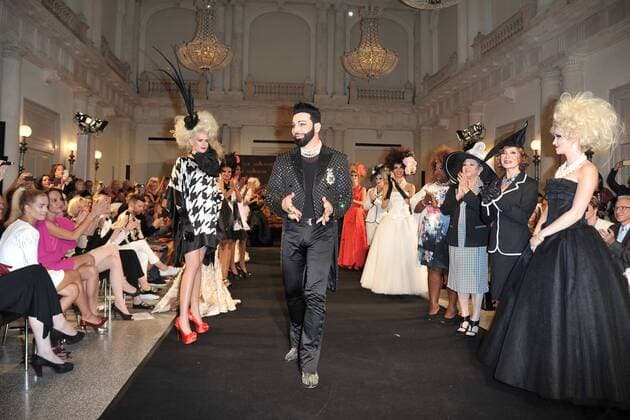 Harald Gloeoeckler Modenshow, die zertanzten Schuhe Harald Gloeoeckler inmitten und seiner VIP Models, Guilia Siegel, Barbara Claudia Engel, Kim Sanders, Dynelle Rhodes, Kristina Bach, Elna Magret Prinzessin zu Bentheim und Steinfurt, Cathy Lugner, Dagmar Frederic, Sarah Knappik Harald Gloeoeckler inziniert seine neuen Modenshow zur Fashion Week , die zertanzten Schuhe mit Promis im Hotel de Rome in Berlin 27.06.2016