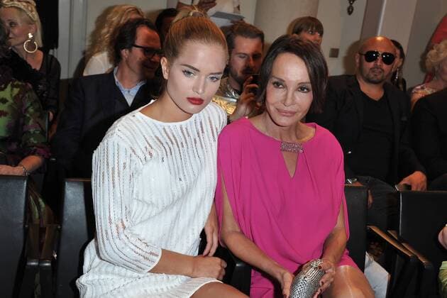 Harald Gloeoeckler Modenshow, die zertanzten Schuhe Anoschka Renzi mit Tochter Chiara Moon Horst Harald Gloeoeckler inziniert seine neuen Modenshow zur Fashion Week , die zertanzten Schuhe mit Promis im Hotel de Rome in Berlin 27.06.2016