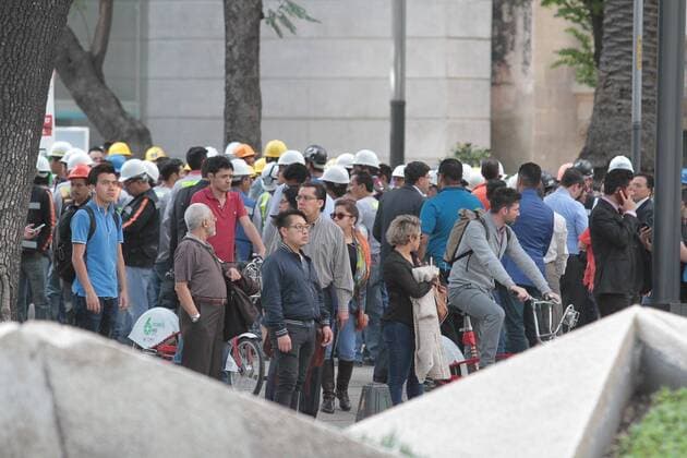(160628) -- MEXICO CITY, June 27, 2016 -- People gather outdoors after getting a seismic alert in Mexico City, capital of Mexico, on June 27, 2016. A 5.4-magnitude earthquake jolted south Mexico on Monday, with tremors felt as far away as Mexico City. ) (vf) MEXICO-MEXICO CITY-EARTHQUAKE ALERT-PEOPLE Str 