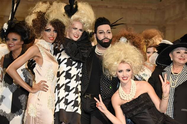 Models, Sarah Knappik, Harald Glööckler, Cathy Lugner und Dagmar Frederic bei der Mode-Inszenierung des Märchens Die zertanzten Schuhe live mit Stardesigner Harald Glööckler auf der Mercedes-Benz Fashion Week Berlin Spring Summer 2017. Berlin, 27.06.2016 Foto:xFredericx xFuturexImage