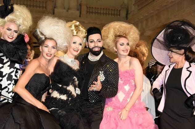 Sarah Knappik, Giulia Siegel, Kristina Bach, Harald Glööckler, Elna-Margret Prinzessin zu Bentheim und Steinfurt und Barbara Engel bei der Mode-Inszenierung des Märchens Die zertanzten Schuhe live mit Stardesigner Harald Glööckler auf der Mercedes-Benz Fashion Week Berlin Spring Summer 2017. Berlin, 27.06.2016 Foto:xFredericx xFuturexImage