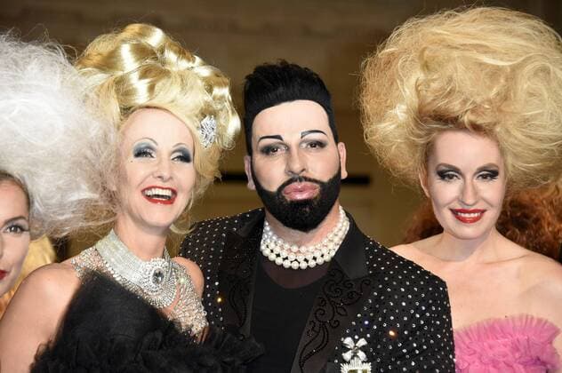 Kristina Bach, Harald Glööckler und Elna-Margret Prinzessin zu Bentheim und Steinfurt bei der Mode-Inszenierung des Märchens Die zertanzten Schuhe live mit Stardesigner Harald Glööckler auf der Mercedes-Benz Fashion Week Berlin Spring Summer 2017. Berlin, 27.06.2016 Foto:xFredericx xFuturexImage