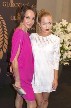 Anouschka Renzi mit Tochter Chiara Moon Horst bei der Mode-Inszenierung des Märchens Die zertanzten Schuhe live mit Stardesigner Harald Glööckler auf der Mercedes-Benz Fashion Week Berlin Spring Summer 2017. Berlin, 27.06.2016 Foto:xK.xWernerx xFuturexImage
