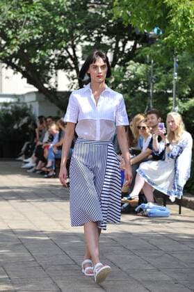 Ein Model auf dem Laufsteg bei der Hien Le Modenschau im Rahmen der Mercedes-Benz Fashion Week Frühjahr Sommer 2017 am 28.06.2016 in Berlin MBFW Fashionweek in Berlin 2016- Hien Le Fashion Show 