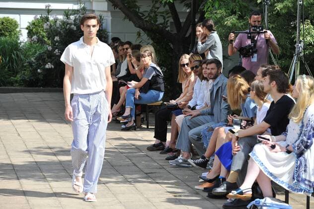 Ein Model auf dem Laufsteg bei der Hien Le Modenschau im Rahmen der Mercedes-Benz Fashion Week Frühjahr Sommer 2017 am 28.06.2016 in Berlin MBFW Fashionweek in Berlin 2016- Hien Le Fashion Show 