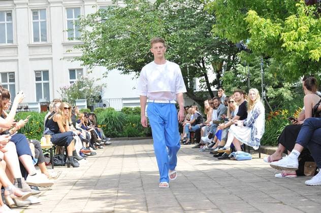 Ein Model auf dem Laufsteg bei der Hien Le Modenschau im Rahmen der Mercedes-Benz Fashion Week Frühjahr Sommer 2017 am 28.06.2016 in Berlin MBFW Fashionweek in Berlin 2016- Hien Le Fashion Show 