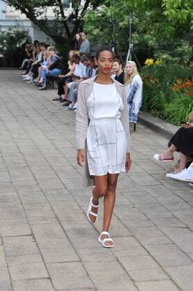 Ein Model auf dem Laufsteg bei der Hien Le Modenschau im Rahmen der Mercedes-Benz Fashion Week Frühjahr Sommer 2017 am 28.06.2016 in Berlin MBFW Fashionweek in Berlin 2016- Hien Le Fashion Show 