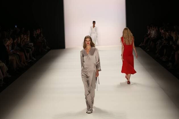 Germany: Mercedes-Fashion Week in Berlin Model wears the collection of Avelon on the catwalk at the Erika Hess Ice Stadium in Berlin-Weding. 19th time of the Mercedes-Benz Fashion Week in Berlin. Numerous labels are taking part in the German fashion week for the 2017 spring summer season.  SimonexKuhlmey