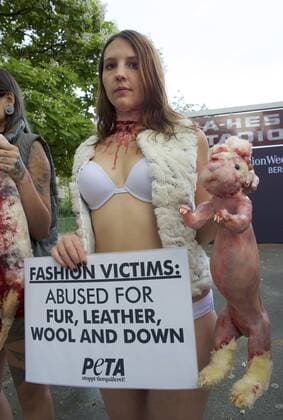 Schockierende Aktion gegen Tierqual: Mit lebensecht aussehenden, blutigen ?Tierleichen? von Kuh, Schaf, Kaninchen und Gans protestierte die Tierrechtsorganisation PETA am Dienstag (28.06.16) zum Start der Fashion Week vor dem Erika-Hess-Eisstadion in Berlin. Ihr Motto: Modeopfer: Missbraucht für Pelz, Leder, Wolle und Daunen . Damit appellierten die PETA-Unterstuetzerinnen an die Mode-Einkaeufer und Verbraucher, sich ueber das Tierleid zu informieren, was in Lederjacken, Wollcardigans, Daunen- oder Kaninchenpelzwesten stecke. PETA setzt sich für die Verwendung rein pflanzlicher oder synthetischer Materialien in der Bekleidungsbranche ein. PETA demonstriert mit blutigen Tierpuppen zum Start der Fashion Week Copyright: epd-bild RolfxZoellner EDITORIAL USE ONLY