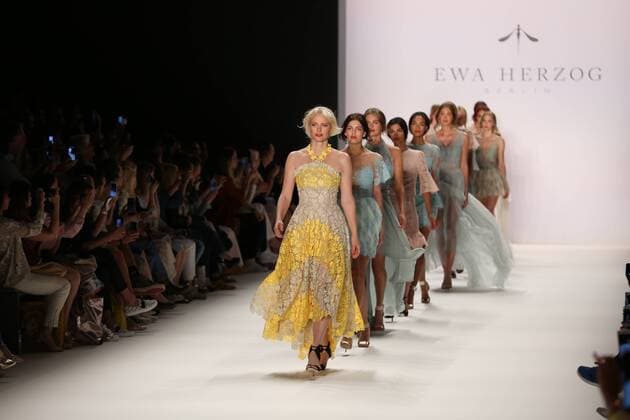 Bilder des Tages Ewa Herzog at the Fashion Week Berlin Model wears the collection of Ewa Herzog on the catwalk at the Erika Hess Ice Stadium in Berlin-Weding. The 19th time of the Mercedes-Benz Fashion Week in Berlin. Numerous labels are taking part in the German fashion week for the 2017 spring summer season.  SimonexKuhlmey