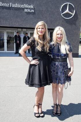 Verena Wriedt und Tanja Comba - Ankunft zur Eva Herzog Fashion-Show im Rahmen der Mercedes-Benz Fashion Week Berlin Spring Summer 2017 im Erika-Hess-Eisstadion in Berlin am 28.06.2016. Mercedes-Benz Fashion Week Berlin Spring Summer 2017