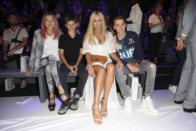 Bilder des Tages Berlin Fashion Week - Riani Modenschau Ursula Karven mit Sohn Daniel Veres und Jenny Elvers mit Sohn Paul Jolig bei der Riani Fashion Show auf der Mercedes-Benz Fashion Week Berlin Spring Summer 2017. Berlin, 28.06.2016 Foto:xS.xGabschx xFuturexImage