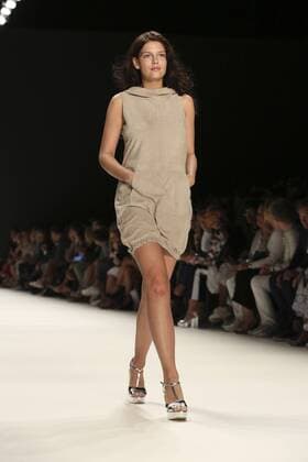 Berlin Fashion Week - Promis auf dem Laufsteg bei der Riani Modenschau Model bei der Riani Fashion Show auf der Mercedes-Benz Fashion Week Berlin Spring Summer 2017. Berlin, 28.06.2016 Foto:xS.xGabschx xFuturexImage