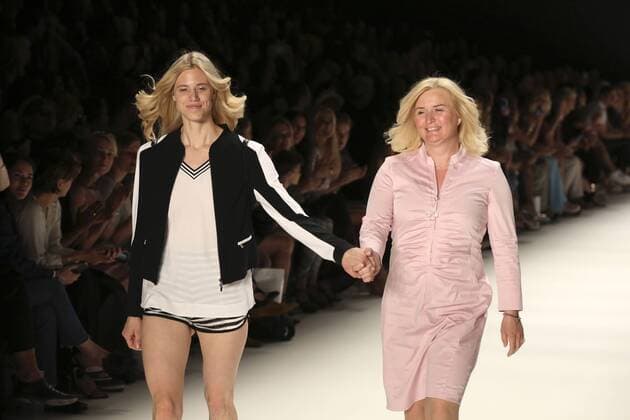 Bilder des Tages Berlin Fashion Week - Promis auf dem Laufsteg bei der Riani Modenschau Larissa Marolt mit Mutter Elke bei der Riani Fashion Show auf der Mercedes-Benz Fashion Week Berlin Spring Summer 2017. Berlin, 28.06.2016 Foto:xS.xGabschx xFuturexImage