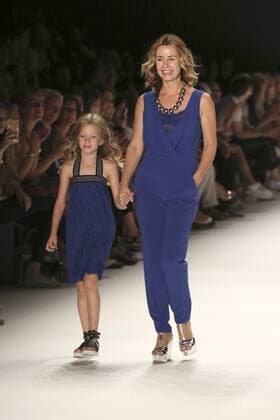 Bilder des Tages Berlin Fashion Week - Promis auf dem Laufsteg bei der Riani Modenschau Bettina Cramer mit Tochter Carla bei der Riani Fashion Show auf der Mercedes-Benz Fashion Week Berlin Spring Summer 2017. Berlin, 28.06.2016 Foto:xS.xGabschx xFuturexImage