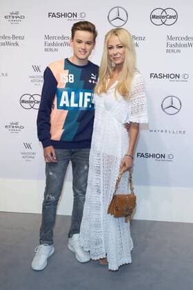 Jenny Elvers mit Sohn Paul - Ankunft zur Riani Fashion-Show im Rahmen der Mercedes-Benz Fashion Week Berlin Autumn Winter 2016 am Brandenburger Tor in Berlin am 28.06.2016. Mercedes-Benz Fashion Week Berlin Autumn Winter 2016