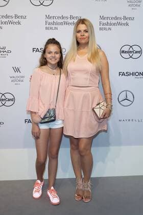 Anne-Sophie Briest mit Tochter Faye Montana - Ankunft zur Riani Fashion-Show im Rahmen der Mercedes-Benz Fashion Week Berlin Autumn Winter 2016 am Brandenburger Tor in Berlin am 28.06.2016. Mercedes-Benz Fashion Week Berlin Autumn Winter 2016