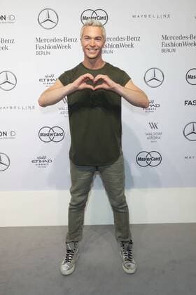 Julian David - Ankunft zur Riani Fashion-Show im Rahmen der Mercedes-Benz Fashion Week Berlin Autumn Winter 2016 am Brandenburger Tor in Berlin am 28.06.2016. Mercedes-Benz Fashion Week Berlin Autumn Winter 2016