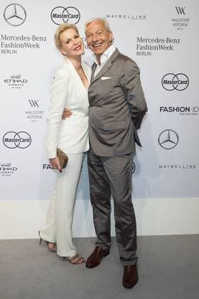 Grit Weiss und und Prof.Dr. Jo Groebel - Ankunft zur Riani Fashion-Show im Rahmen der Mercedes-Benz Fashion Week Berlin Autumn Winter 2016 am Brandenburger Tor in Berlin am 28.06.2016. Mercedes-Benz Fashion Week Berlin Autumn Winter 2016