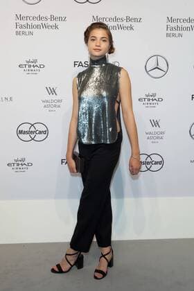 Lisa-Marie Koroll - Ankunft zur Riani Fashion-Show im Rahmen der Mercedes-Benz Fashion Week Berlin Autumn Winter 2016 am Brandenburger Tor in Berlin am 28.06.2016. Mercedes-Benz Fashion Week Berlin Autumn Winter 2016
