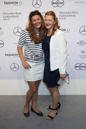 Sandra Thier mit Mutter Erika Thier - Ankunft zur Riani Fashion-Show im Rahmen der Mercedes-Benz Fashion Week Berlin Autumn Winter 2016 am Brandenburger Tor in Berlin am 28.06.2016. Mercedes-Benz Fashion Week Berlin Autumn Winter 2016