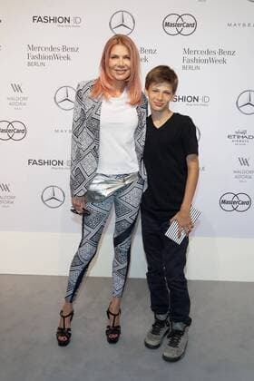 Ursula Karven mit Sohn Liam - Ankunft zur Riani Fashion-Show im Rahmen der Mercedes-Benz Fashion Week Berlin Autumn Winter 2016 am Brandenburger Tor in Berlin am 28.06.2016. Mercedes-Benz Fashion Week Berlin Autumn Winter 2016