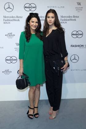 Mariella Ahrens mit Tochter Isabella - Ankunft zur Riani Fashion-Show im Rahmen der Mercedes-Benz Fashion Week Berlin Autumn Winter 2016 am Brandenburger Tor in Berlin am 28.06.2016. Mercedes-Benz Fashion Week Berlin Autumn Winter 2016