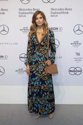 Cathy Hummels - Ankunft zur Riani Fashion-Show im Rahmen der Mercedes-Benz Fashion Week Berlin Autumn Winter 2016 am Brandenburger Tor in Berlin am 28.06.2016. Mercedes-Benz Fashion Week Berlin Autumn Winter 2016