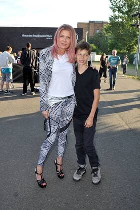 Ursula Karven mit ihrem Sohn Liam bei der Riani Modenschau im Rahmen der Mercedes-Benz Fashion Week Frühjahr Sommer 2017 am 28.06.2016 in Berlin MBFW Fashionweek in Berlin 2016- Riani Fashion Show 