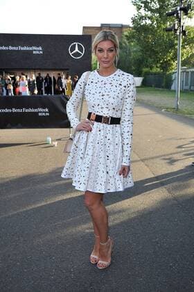 Annika Gassner bei der Riani Modenschau im Rahmen der Mercedes-Benz Fashion Week Frühjahr Sommer 2017 am 28.06.2016 in Berlin MBFW Fashionweek in Berlin 2016- Riani Fashion Show 