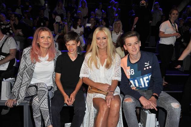 Ursula Karven mit ihrem Sohn Liam und Jenny Elvers und ihr Sohn Paul bei der Riani Modenschau im Rahmen der Mercedes-Benz Fashion Week Frühjahr Sommer 2017 am 28.06.2016 in Berlin MBFW Fashionweek in Berlin 2016- Riani Fashion Show 