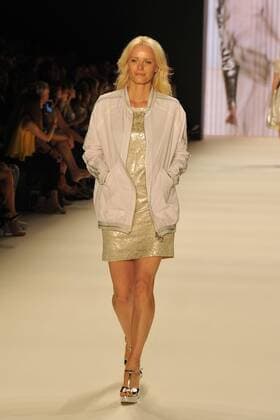 Franziska Knuppe auf dem Laufsteg bei der Riani Modenschau im Rahmen der Mercedes-Benz Fashion Week Frühjahr Sommer 2017 am 28.06.2016 in Berlin MBFW Fashionweek in Berlin 2016- Riani Fashion Show 