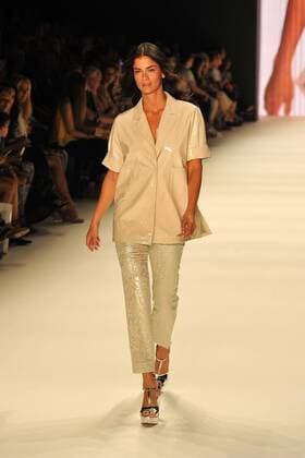 Shermine Shahrivar auf dem Laufsteg bei der Riani Modenschau im Rahmen der Mercedes-Benz Fashion Week Frühjahr Sommer 2017 am 28.06.2016 in Berlin MBFW Fashionweek in Berlin 2016- Riani Fashion Show 