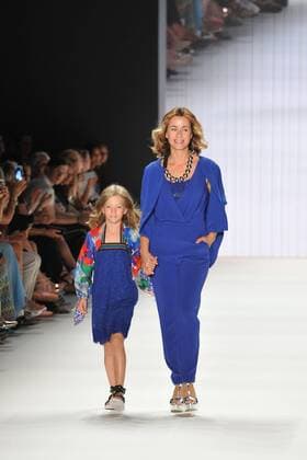 Bettina Cramer mit ihrer Tochter Carla auf dem Laufsteg bei der Riani Modenschau im Rahmen der Mercedes-Benz Fashion Week Frühjahr Sommer 2017 am 28.06.2016 in Berlin MBFW Fashionweek in Berlin 2016- Riani Fashion Show 