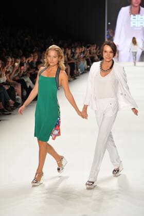 Chiara Moon Horst und ihre Mutter Anouschka Renzi auf dem Laufsteg bei der Riani Modenschau im Rahmen der Mercedes-Benz Fashion Week Frühjahr Sommer 2017 am 28.06.2016 in Berlin MBFW Fashionweek in Berlin 2016- Riani Fashion Show 