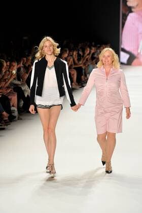 Larissa Marolt und ihre Mutter Elke auf dem Laufsteg bei der Riani Modenschau im Rahmen der Mercedes-Benz Fashion Week Frühjahr Sommer 2017 am 28.06.2016 in Berlin MBFW Fashionweek in Berlin 2016- Riani Fashion Show 