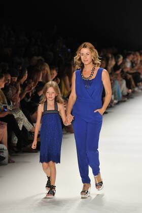 Bettina Cramer mit ihrer Tochter Carla auf dem Laufsteg bei der Riani Modenschau im Rahmen der Mercedes-Benz Fashion Week Frühjahr Sommer 2017 am 28.06.2016 in Berlin MBFW Fashionweek in Berlin 2016- Riani Fashion Show 