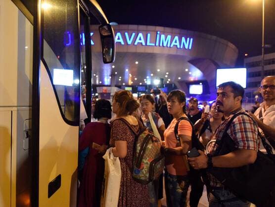 Türkei: Explosionen und Schüsse am Flughafen in Istanbul (160629) -- ISTANBUL, June 29, 2016 -- Stranded passengers are transferred to nearby hotels from Ataturk International Airport in Istanbul, Turkey, June 29, 2016. Turkish Prime Minister Binali Yildirim on Wednesday blamed the Islamic State for the bombing attacks that killed 36 people at the airport Tuesday night. ) TURKEY-ISTANBUL-AIRPORT-EXPLOSIONS HexCanling 
