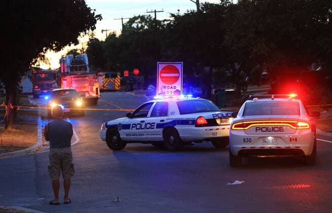 Kanada: Gebäude in Mississauga explodiert (160629) -- MISSISSAUGA, June 28, 2016 -- Policemen block the road to the explosion site in Mississauga, Ontario, Canada, on June 28, 2016. A person was killed and other nine were injured on Tuesday afternoon in an explosion, which damaged 25 houses in Mississauga, a satellite city in western Greater Toronto Area. ) CANADA-MISSISSAUGA-EXPLOSION ZouxZheng 