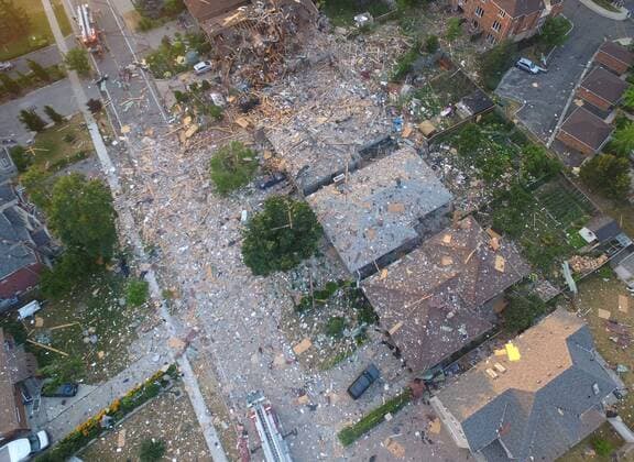 Kanada: Gebäude in Mississauga explodiert (160629) -- MISSISSAUGA, June 28, 2016 -- Photo taken on June 28, 2016 shows houses destroyed in an explosion in Mississauga, Ontario, Canada. A person was killed and other nine were injured on Tuesday afternoon in an explosion, which damaged 25 houses in Mississauga, a satellite city in western Greater Toronto Area. ) CANADA-MISSISSAUGA-EXPLOSION ZouxZheng 
