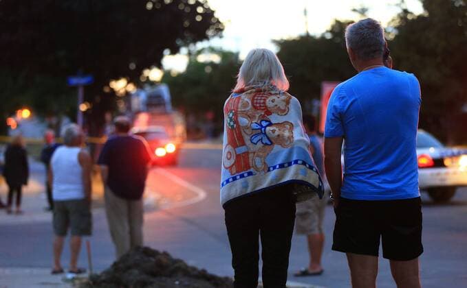 Bilder des Tages Kanada: Gebäude in Mississauga explodiert (160629) -- MISSISSAUGA, June 28, 2016 -- People gather near the explosion site in Mississauga, Canada, on June 28, 2016. A person was killed and other nine were injured on Tuesday afternoon in an explosion, which damaged 25 houses in Mississauga, a satellite city in western Greater Toronto Area. ) CANADA-MISSISSAUGA-EXPLOSION ZouxZheng 