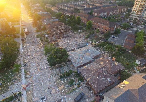 Kanada: Gebäude in Mississauga explodiert (160629) -- MISSISSAUGA, June 28, 2016 -- Photo taken on June 28, 2016 shows houses destroyed in an explosion in Mississauga, Ontario, Canada. A person was killed and other nine were injured on Tuesday afternoon in an explosion, which damaged 25 houses in Mississauga, a satellite city in western Greater Toronto Area. ) CANADA-MISSISSAUGA-EXPLOSION ZouxZheng 