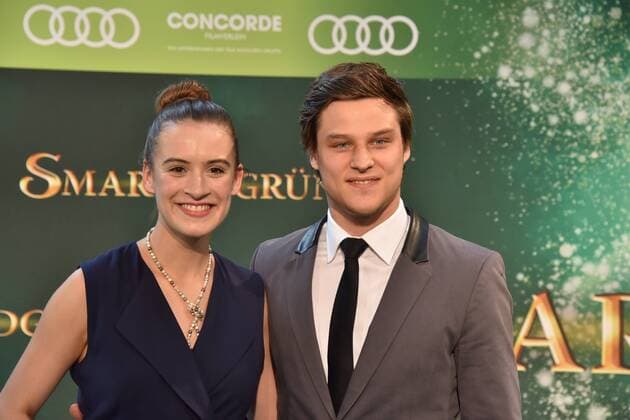 Die Schauspieler Emily Marie Seidel und Daniel Axt posieren am 28.06.2016 in Köln bei der Premiere des Films Smaragdgrün - Der Film kommt am 07.07.2016 in die deutschen Kinos.