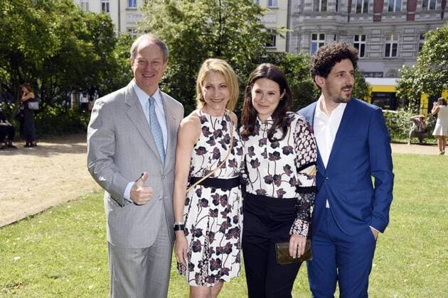 John B. Emerson mit Ehefrau Kimberly Marteau Emerson und Katie Lowes mit Ehemann Adam Shapiro bei der Dorothee Schumacher Fashion Show auf der Mercedes-Benz Fashion Week Berlin Spring Summer 2017. Berlin, 29.06.2016 Foto:xFredericx xFuturexImage