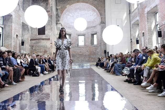 Model bei der Dorothee Schumacher Fashion Show auf der Mercedes-Benz Fashion Week Berlin Spring Summer 2017. Berlin, 29.06.2016 Foto:xFredericx xFuturexImage