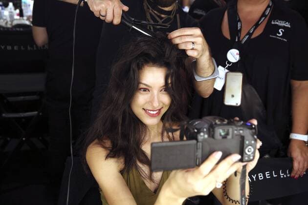 Rebecca Mir backstage bei der Minx by Eva Lutz Fashion Show auf der Mercedes-Benz Fashion Week Berlin Spring Summer 2017. Berlin, 29.06.2016 Foto:xS.xGabschx xFuturexImage