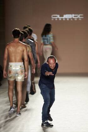 Designer Custo Dalmau greets the attendees after his fashion show during the third journey of 080 Barcelona Fashion that introduces the trends for next year s spring-summer season in Barcelona, Catalonia, Spain, 29 June 2016. EFE Alejandro Garcia CUSTO BARCELONA FASHION SHOW AT 080 BARCELONA FASHION !ACHTUNG: NUR REDAKTIONELLE NUTZUNG!  BAR006 20160629-636028361396401482
