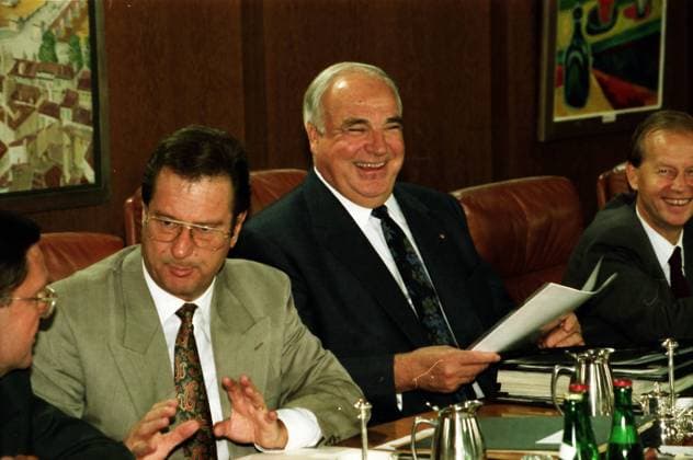 Bundeskanzler Helmut Kohl leitet im Bundeskanzleramt in Bonn am 01.07.1995 ( Aufnahmedatum geschaetzt) eine Sitzung des Bundeskabinetts, rechts Kanzleramtschef Friedrich Bohl 2. v. links Aussenminister Klaus Kinkel links Carl-Dietrich Spranger Undated photo shows German Chancellor Helmut Kohl and Foreign Minister Klaus Kinkel (l.) and Chancellory Minister Friedrich Bohl (r.)