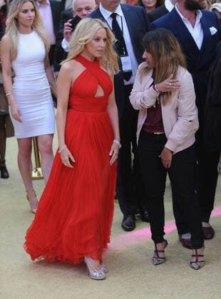Kylie Minogue und Joshua Sasse bei der Absolutely Fabulous Filmpremiere in London June 29, 2016 - England, United Kingdom - Kylie Minogue attends the World Premiere of Absolutely Fabulous at Odeon Leciester Square. United Kingdom - ZUMAs147